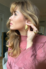 VENUS MOONSTONE MUSSEL EARRING