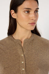 HUGUE CAMEL TUNISIAN COLLAR SLUB T-SHIRT