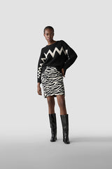 WHITE ZIGZAG PATTERN BLACK SWEATER