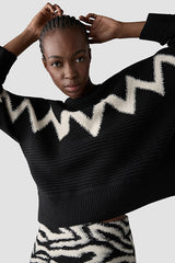 WHITE ZIGZAG PATTERN BLACK SWEATER