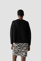 WHITE ZIGZAG PATTERN BLACK SWEATER