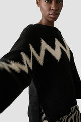 WHITE ZIGZAG PATTERN BLACK SWEATER