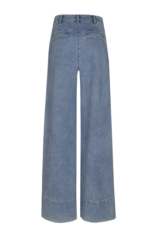 COMFORTABLE HIGH-WAIST JEANS