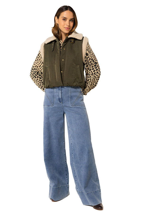 COMFORTABLE HIGH-WAIST JEANS