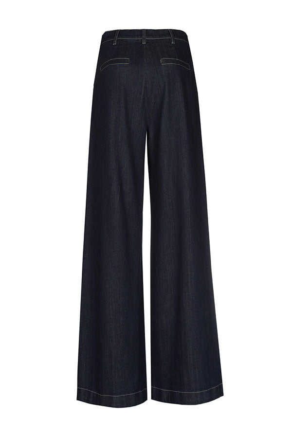 COMFORTABLE DRESSY JEANS