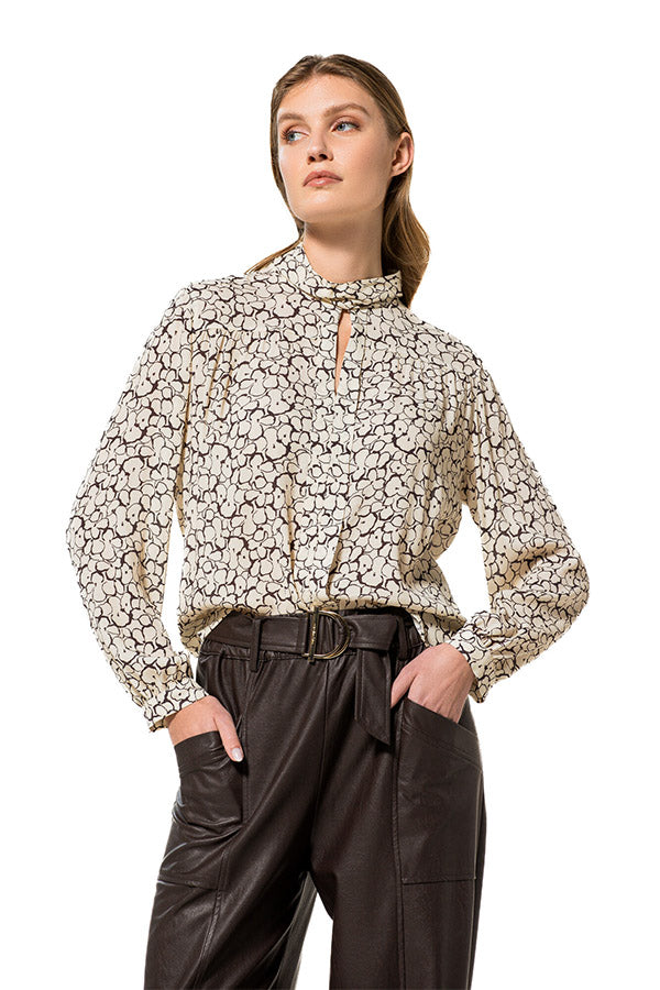 STRAIGHT-FITTING FLORAL PRINT BLOUSE