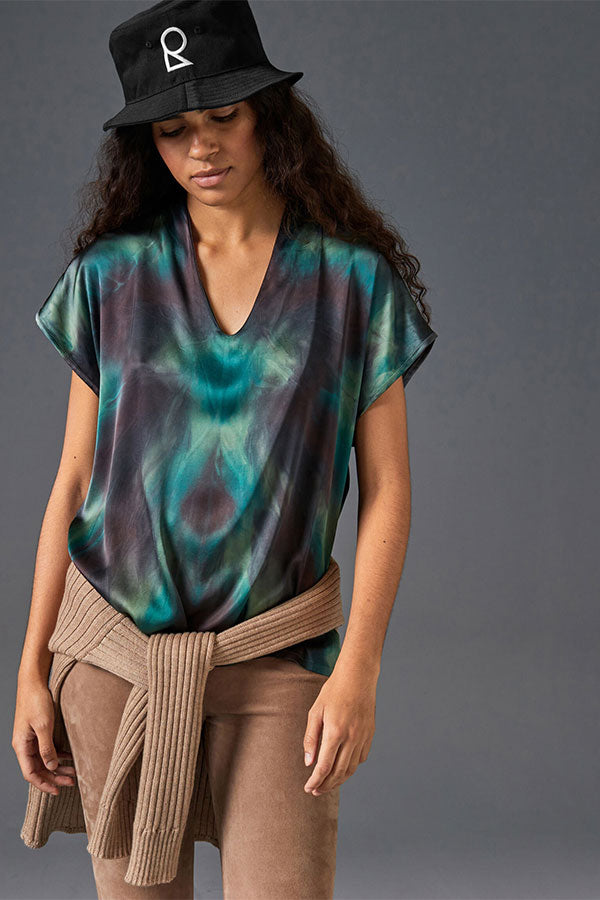 TIE & DYE STRETCH SATIN SHORT-SLEEVED V-NECK T-SHIRT