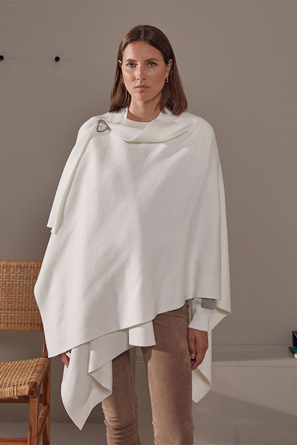 WHITE KNITTED CAPE