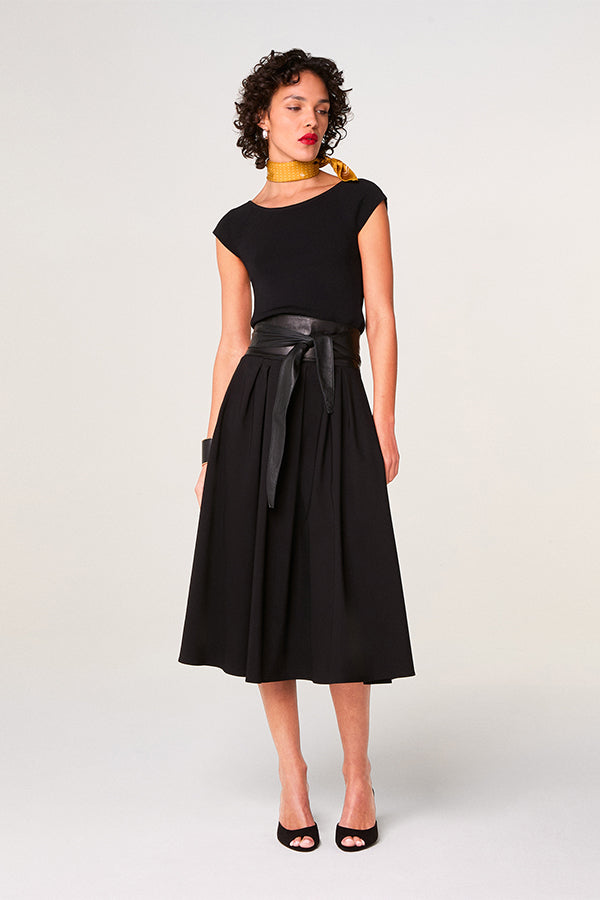 BLACK BOATNECK TOP