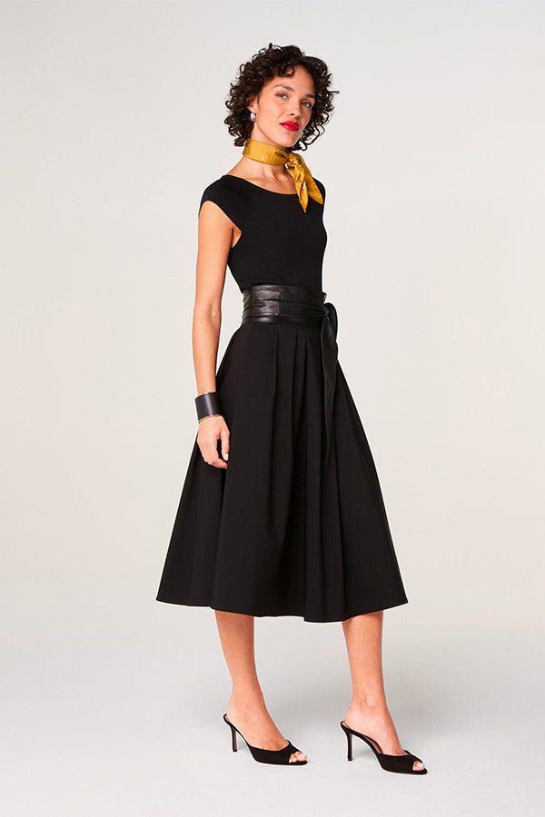BLACK BOATNECK TOP