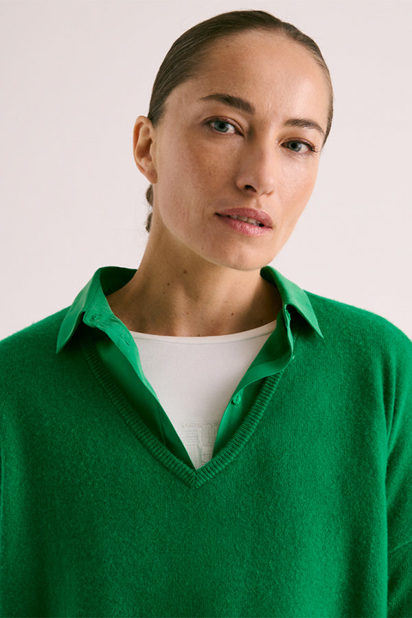 ALOLITE GREEN V-NECK CASHMERE SWEATER