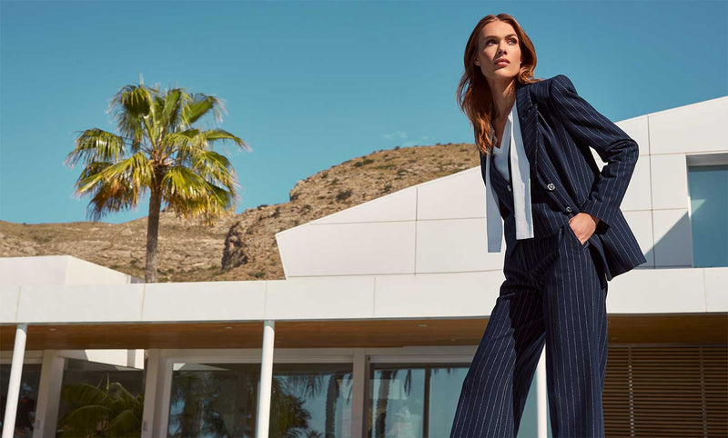 NAVY STRIPED FITTED STRETCH BLAZER