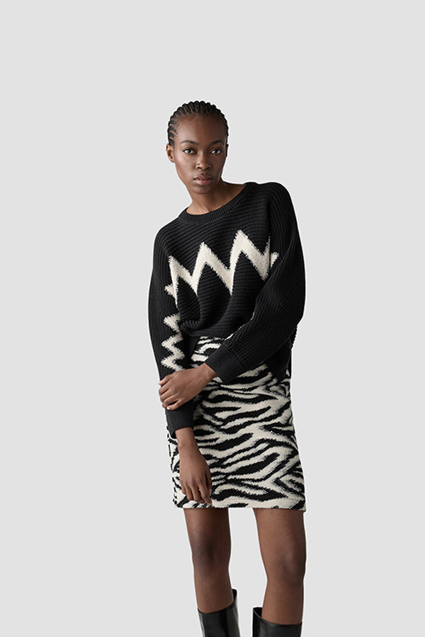 WHITE ZIGZAG PATTERN BLACK SWEATER