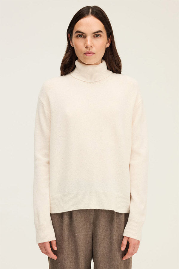 EVANA WHITE WOOL TURTLENECK SWEATER
