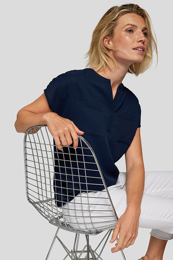 NAVY SEQUINNED BASIC T-SHIRT