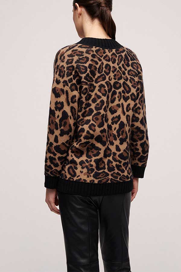 COLOSSALE ANIMAL PRINT V-NECK PULLOVER