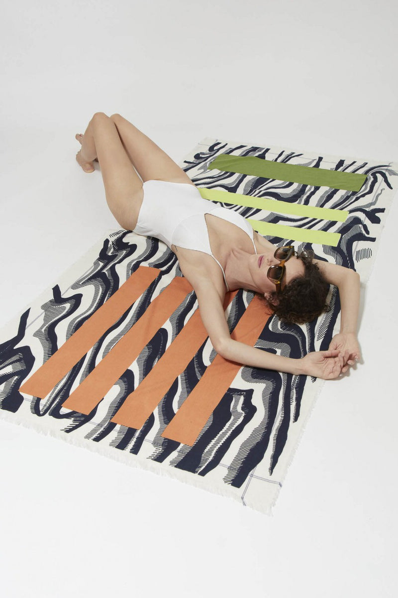 ONDE BLACK BEACH TOWEL